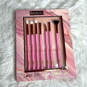 Beauty pink set of brushes
